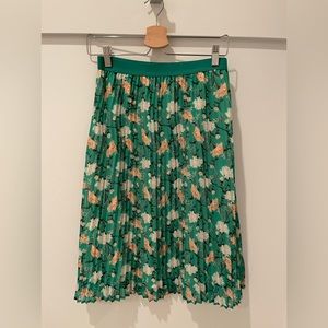 Old navy green floral pleated skirt size S